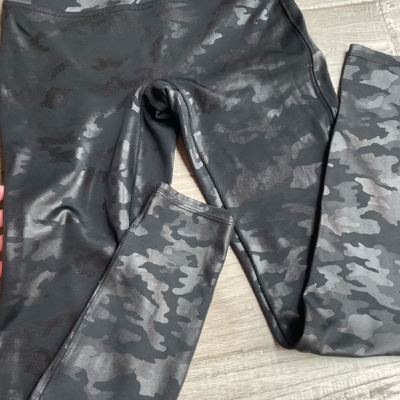 Spanx Faux Leather Camo Leggings In Black With Sheen Contour Stretch Size Medium - Picture 8 of 15